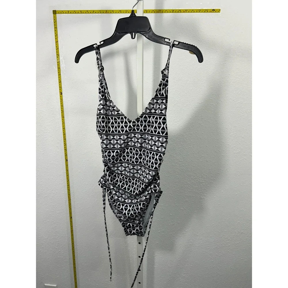 Time and Tru Womens Black White Geometric One Piece Swimsuit Size‎ M 8-10 Cinch